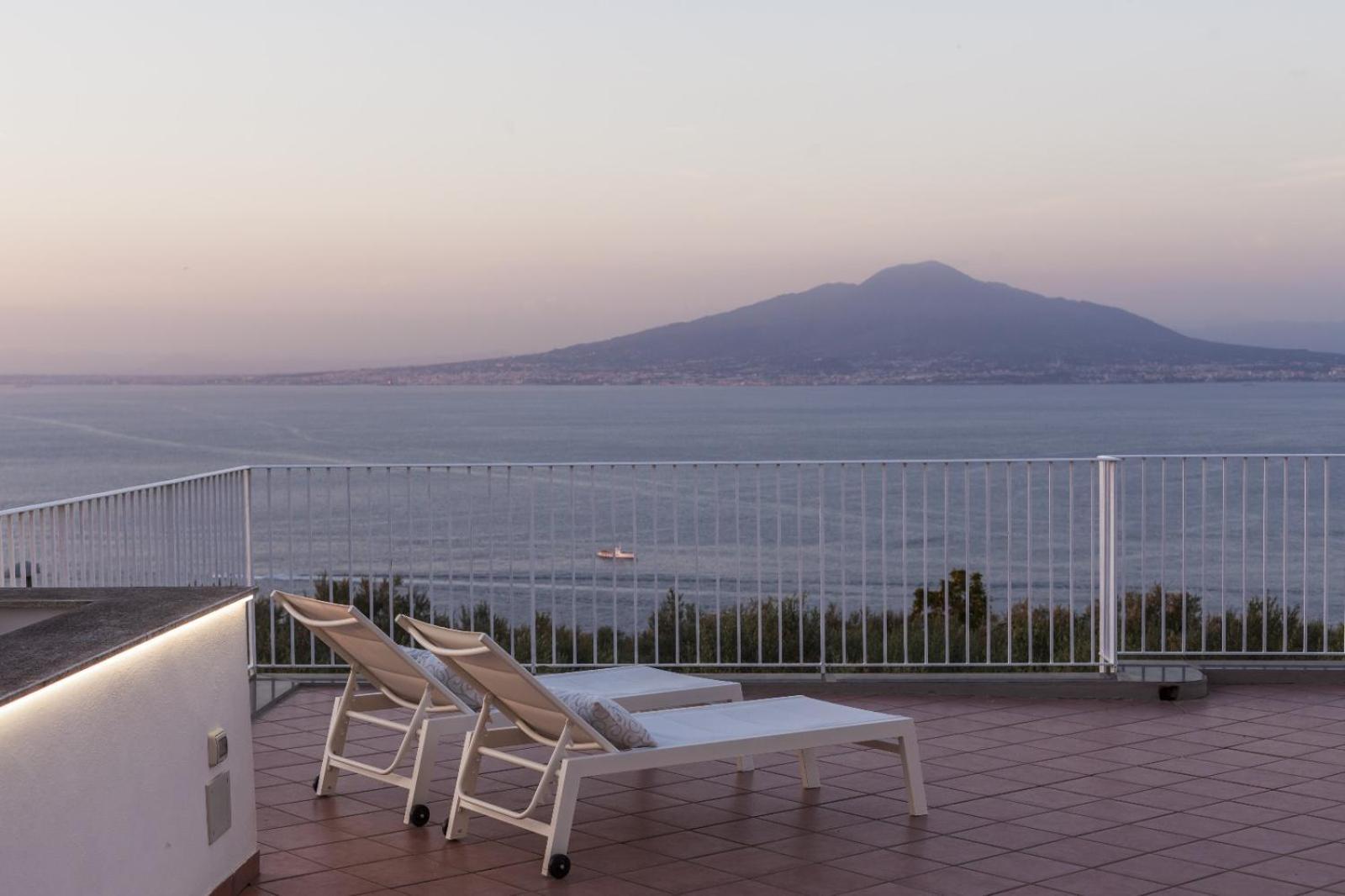 Вилла La Terrazza Sul Golfo Сорренто Экстерьер фото